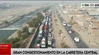 Reportan congestionamiento vehicular en la autopista Ramiro Prialé debido a un aniego | VIDEO 