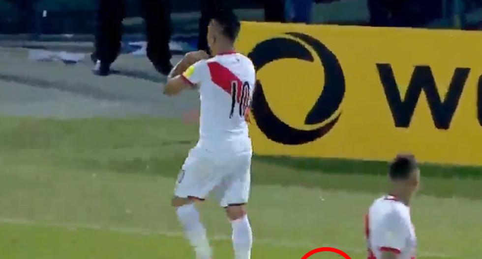 Los hinchas paraguayo se molestaron tras el gol de Christian Cueva. (Foto: Captura | YouTube)