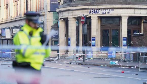 Una mujer de 33 años murió este sábado tras haber resultado herida durante una estampida ocurrida el jueves por la noche en la entrada de una sala de conciertos de Londres, anunció la policía. (Foto: Sky News)