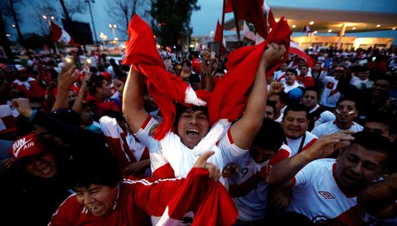 Miles de hinchas peruanos han acompañado a la selección desde su salida de la Videna hasta su llegada al hotel Intercontinental en Buenos Aires, pasando por un histórico recibimiento en el aeropuerto internacional de Ezeiza. (AFP)