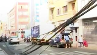 Cercado de Lima: auto choca contra poste y cables quedan en plena vía pública