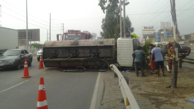 Camión cisterna se volcó en la Panamericana Sur en Surco - 1
