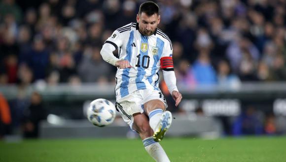 Lionel Messi anotó de tiro libre el único gol con el que Argentina le ganó 1-0 a Ecuador en el inicio de las Eliminatorias 2026 | Foto: @Argentina
