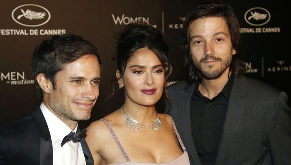 De izquierda a derecha Gael García Bernal, Salma Hayek y Diego Luna en el 69 Festival de Cannes (2016). (Foto: EFE)