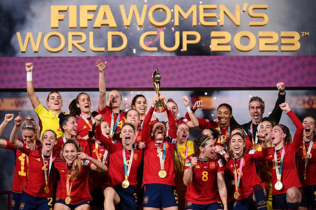 Las jugadoras de España festejan con el trofeo tras ganar el partido de fútbol de la final de la Copa Mundial Femenina de Australia y Nueva Zelanda 2023 entre España e Inglaterra en el Stadium Australia de Sídney el 20 de agosto de 2023. | Crédito: FRANCK FIFE / AFP