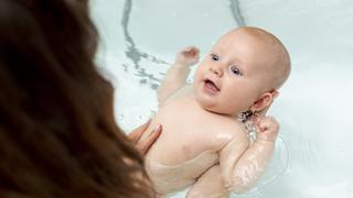 ¿Bañas a tu bebé con Muñequita azul? No deberías seguir haciéndolo por esta razón