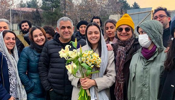 Taraneh Alidoosti es recibida por amigos y colegas luego de pasar tres semanas presa en Teherán.
