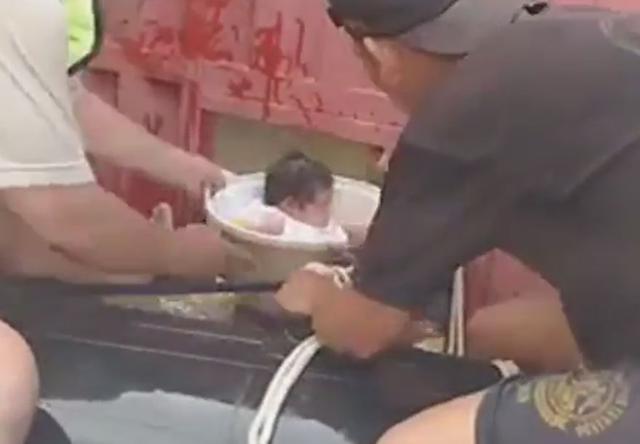 Milagroso rescate: ​A fines de marzo, una bebe de 45 días de nacida, que había sido colocada sobre una pequeña tina para evitar que el agua contaminada toque su cuerpo, fue rescata de la inundada ciudad de Catacaos, Piura, por personal de las Fuerzas Armadas. (Captura de video: Ralph Zapata)