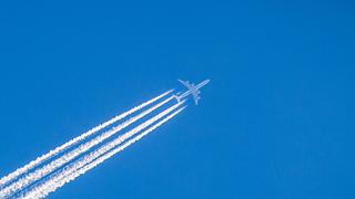 Las estelas de los aviones afectan al clima más que sus emisiones de dióxido de carbono, afirma un estudio