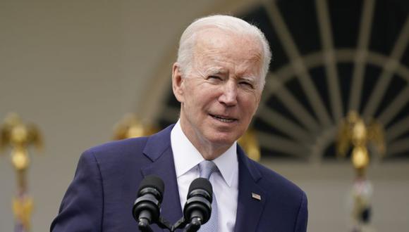 El presidente Joe Biden habla en el jardín de rosas de la Casa Blanca en Washington para anunciar una versión final de la regla de armas fantasmas de su administración.