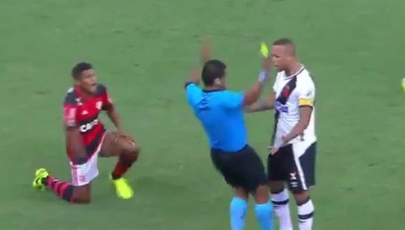 Árbitro simuló una agresión de Luis Fabiano y lo echó [VIDEO]