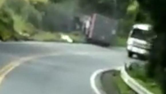 El conductor del camión falleció al instante. (Captura de video).