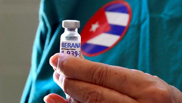 La enfermera Xiomara Rodríguez muestra un frasco de la vacuna candidata cubana Soberana 2 para ser administrada a un voluntario durante en La Habana, el 31 de marzo de 2021. (Joaquín Hernández / AFP).