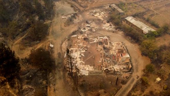 Fotografía de las afectaciones de los incendios en las regiones de Biobío y Ñuble (Chile), el 3 de enero de 2023. (Foto: EFE/ Javier Conce)