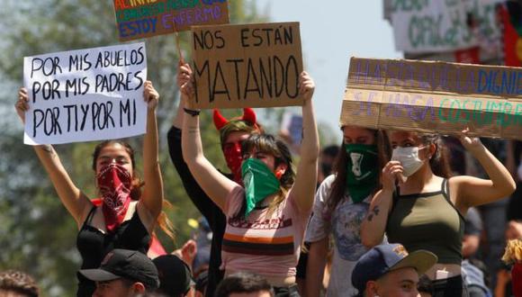 En Chile, las manifestaciones no cesaron a pesar de la decisión del gobierno de suspender el alza del pasaje del metro. (Foto: Getty Images, vía BBC Mundo).
