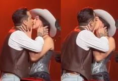 Christian Nodal y Ángela Aguilar se dan su primer beso público durante concierto