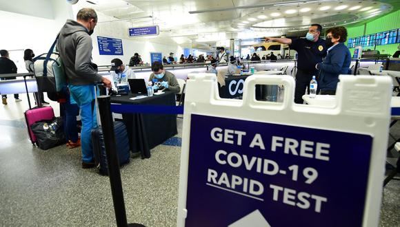 Un viajero proporciona información antes de una prueba gratuita de coronavirus covid-19 en el Aeropuerto Internacional de Los Ángeles, Estados Unidos, el 3 de diciembre de 2021. (Frederic J. BROWN / AFP).
