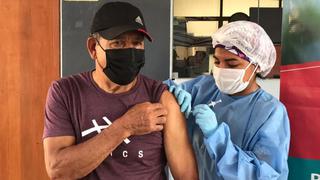 Héctor Chumpitaz fue vacunado contra el coronavirus en colegio del Cercado de Lima