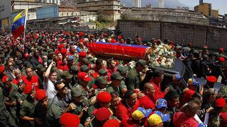 FOTOS: miles de venezolanos despiden féretro de Hugo Chávez por las calles de Caracas