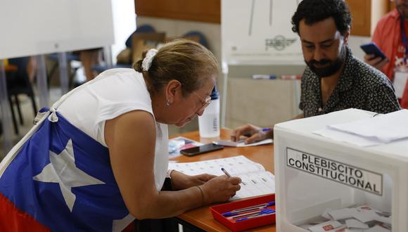 Varias personas acuden a un centro de votación instalado en Barcelona para que los chilenos afincados en España voten si aprueban o rechazan la nueva Constitución de Chile. (EFE/Toni Albir).