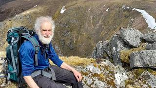El hombre de 81 años que escala montañas para ayudar a su esposa con Alzheimer
