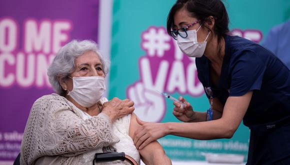 Chile continúa con su campaña masiva de vacunación contra el COVID-19 | Foto: EFE/ Alberto Valdés