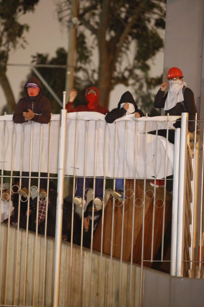 Luego de realizar unas marchas dentro de la Ciudad Universitaria, durante la tarde de hoy, los estudiantes tomaron las puertas de ingreso. (Foto: Juan Ponce / GEC)