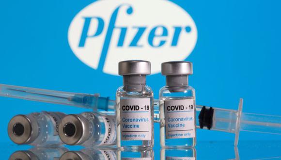 En esta ilustración se ven viales etiquetados como "Vacuna contra el coronavirus COVID-19" y una jeringa frente al logotipo de Pfizer. (Foto: REUTERS / Dado Ruvic / Ilustración / archivo_).