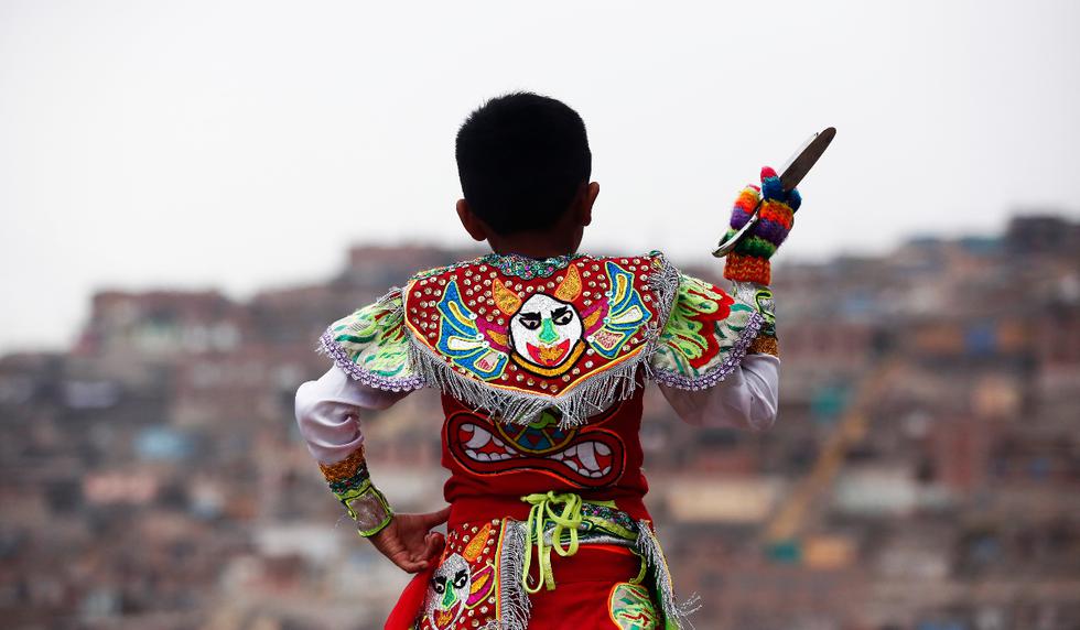 Las exigencias físicas para el danzante de tijeras son enormes. Los campesinos los llamaban «Supaypa Wasin Tusuq». El niño Luis Angol sabe de esta responsabilidad. Su familia es de origen huancavelicano.  Toda una tradición que ya lo envuelve a sus cortos 8 años | Foto / César Grados / @photo.gec