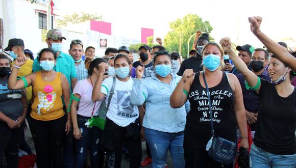 Decenas de migrantes centroamericanos inician una huelga de hambre indefinida para pedir visas humanitarias, en la ciudad de Tapachula, estado de Chiapas (México). (Foto: EFE/ Juan Manuel Blanco).
