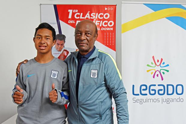Juan Diego con Victor Zegarra, leyenda de Alianza Lima. (Foto: Legado)