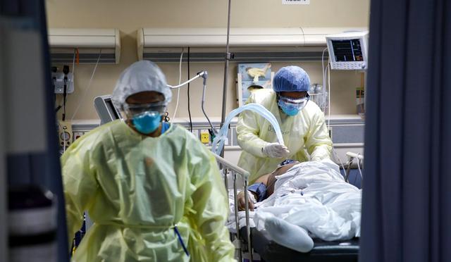 Un especialista respiratorio opera un ventilador para un paciente con COVID-19 que sufrió un paro cardíaco y fue reanimado por el personal, en el Hospital St. Joseph's en Yonkers, Nueva York. (Foto: AP/John Minchillo)