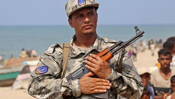 Imagen de archivo | Un soldado yemení de la Guardia Costera yemení hace guardia. (Foto de Khaled Ziad / AFP)