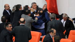 Turquía: Diputados acaban a puñetazos y tres van al hospital