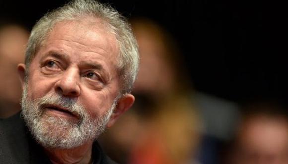 Sentenciado por corrupción, Lula da Silva encabeza de las encuestas de intención de voto en Brasil.