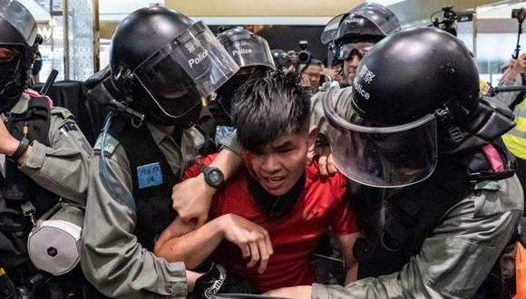 La policía arresta a un joven universitario durante las masivas protestas pro-democracia de 2019 en Hong Kong. (Getty Images).