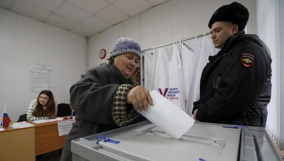 Una mujer deposita su voto en una mesa electoral en la aldea de Lyuban, región de Leningrado, Rusia, 16 de marzo de 2024. EFE/EPA/ANATOLY MALTSEV