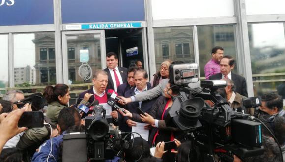 Marco Arana presentó denuncia contra Mercedes Araoz. Llegó a la sede del Mnisterio Público acompañado por Wilbert Rozas. (Foto: Difusión)