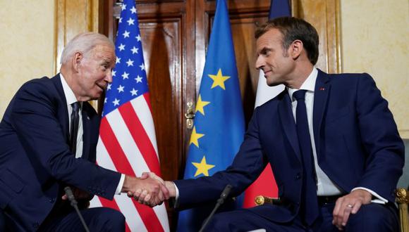 El presidente de Estados Unidos, Joe Biden, se reúne con el presidente francés, Emmanuel Macron, antes de la cumbre del G20 en Roma, Italia. (Foto: REUTERS / Kevin Lamarque).