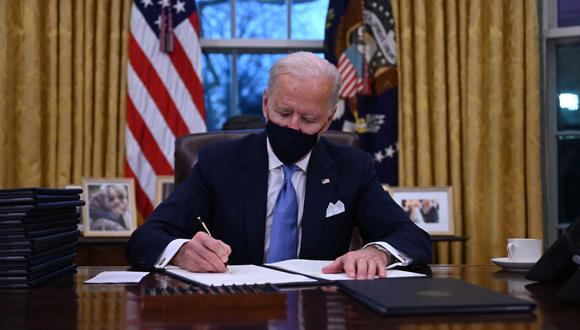 Joe Biden cumple su promesa y pide la ciudadanía para 11 millones de inmigrantes indocumentados en su primer día como presidente de Estados Unidos. (Foto: Jim WATSON / AFP).