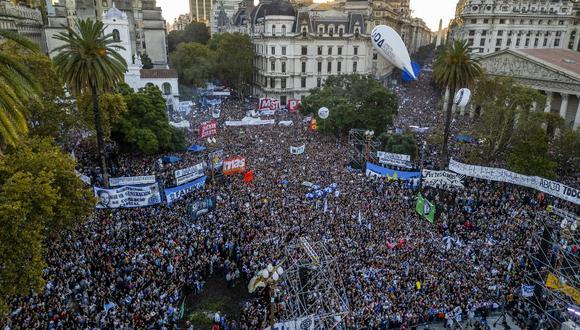 Cientos de miles de argentinos salieron a las calles para protestar en contra del ajuste presupuestario para las universidades públicas.