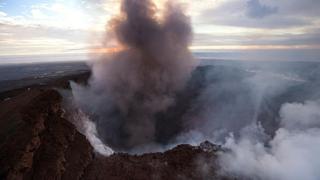 La gigantesca humareda y lava desatada por el volcán Kilauea en Hawái [FOTOS]