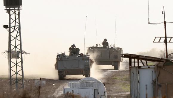 Vehículos blindados militares israelíes avanzan en un campo cerca de la frontera con la Franja de Gaza el 9 de diciembre de 2023. (Foto de JACK GUEZ / AFP)