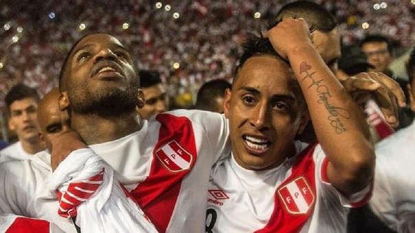 Farfán y Cueva celebrando el pase al Mundial 2018. (Foto: AFP)