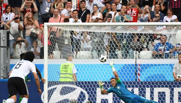 El arquero de Egipto, El Hadary, atajó el disparo de Al Muwallad y ahogó un grito de gol de los saudíes en el Mundial Rusia 2018. (Foto: AFP)