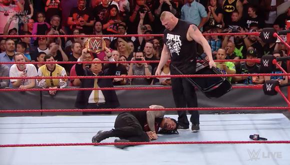 WWE Raw EN VIVO: Lesnar atacó con una silla a Roman Reigns. (Foto: Twitter)