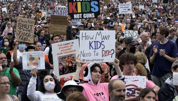 Los manifestantes asisten a una manifestación de March for Our Lives contra la violencia armada en el National Mall el 11 de junio de 2022 en Washington, DC.