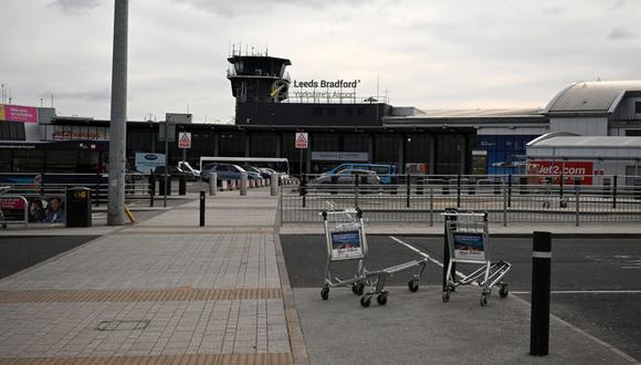 Se muestra un aeropuerto de Leeds Bradford casi desierto el 21 de marzo de 2020, mientras los viajes aéreos se detienen. (Foto de Oli SCARFF / AFP)