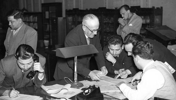 El Comercio, 17 de junio de 1956. Quien habla por teléfono es Max Jiménez León. Lo acompañan los correctores Guillermo Ugarte de la Cuadra. y Víctor Aries (centro) con José Antonio, hermano menor de Max. Eran de El Comercio de la tarde. FOTO: GEC / Archivo Histórico: