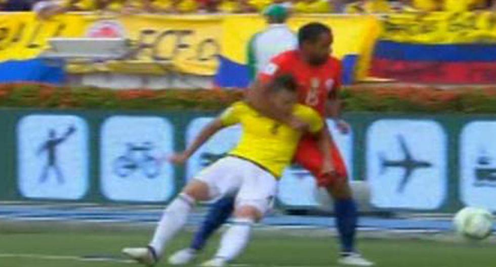 Jean Beausejour propinó violento manotazo a Santiago Arias en el Colombia vs Chile. (Foto: Captura)